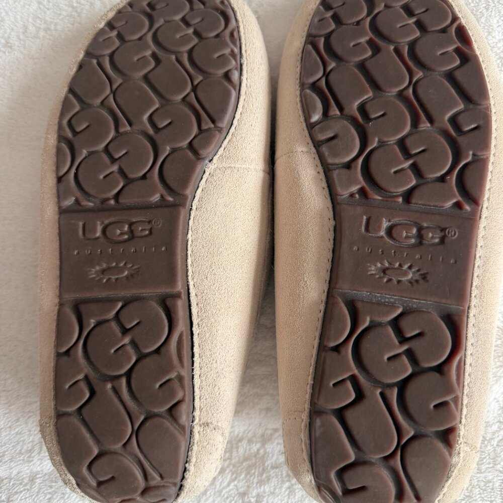 Women's UGG ANSLEY Suede Indoor/Outdoor Moccasin Slippers Size: 8 Light Beige - Picture 5 of 9
